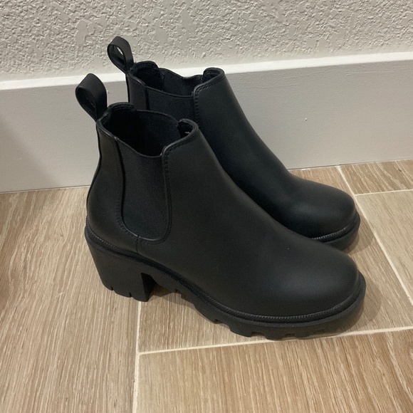 Steve Madden Chelsea Boot size 5 - Picture 2 of 6